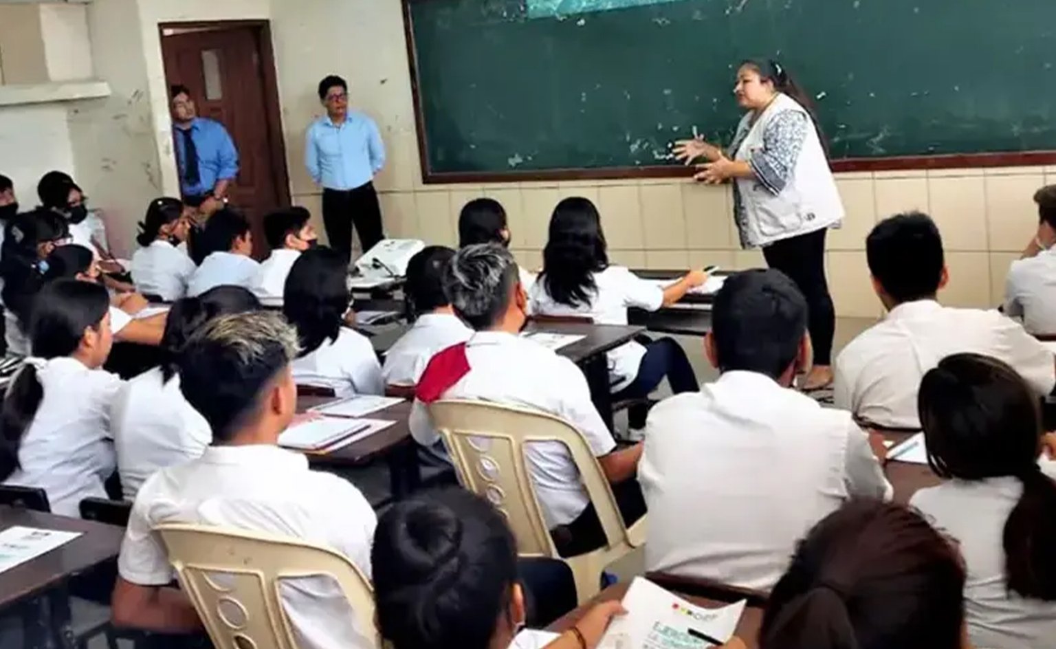 Denuncian cobros excesivos en colegios fiscales y de convenio durante el primer día de inscripciones