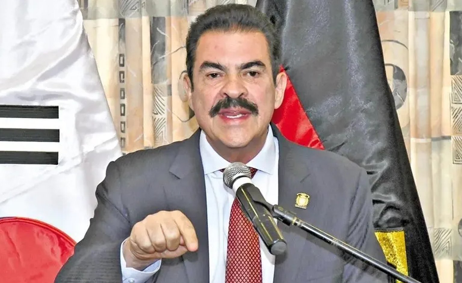 Manfred Reyes Villa afirma que cumple la ley y responderá demanda de inhabilitación