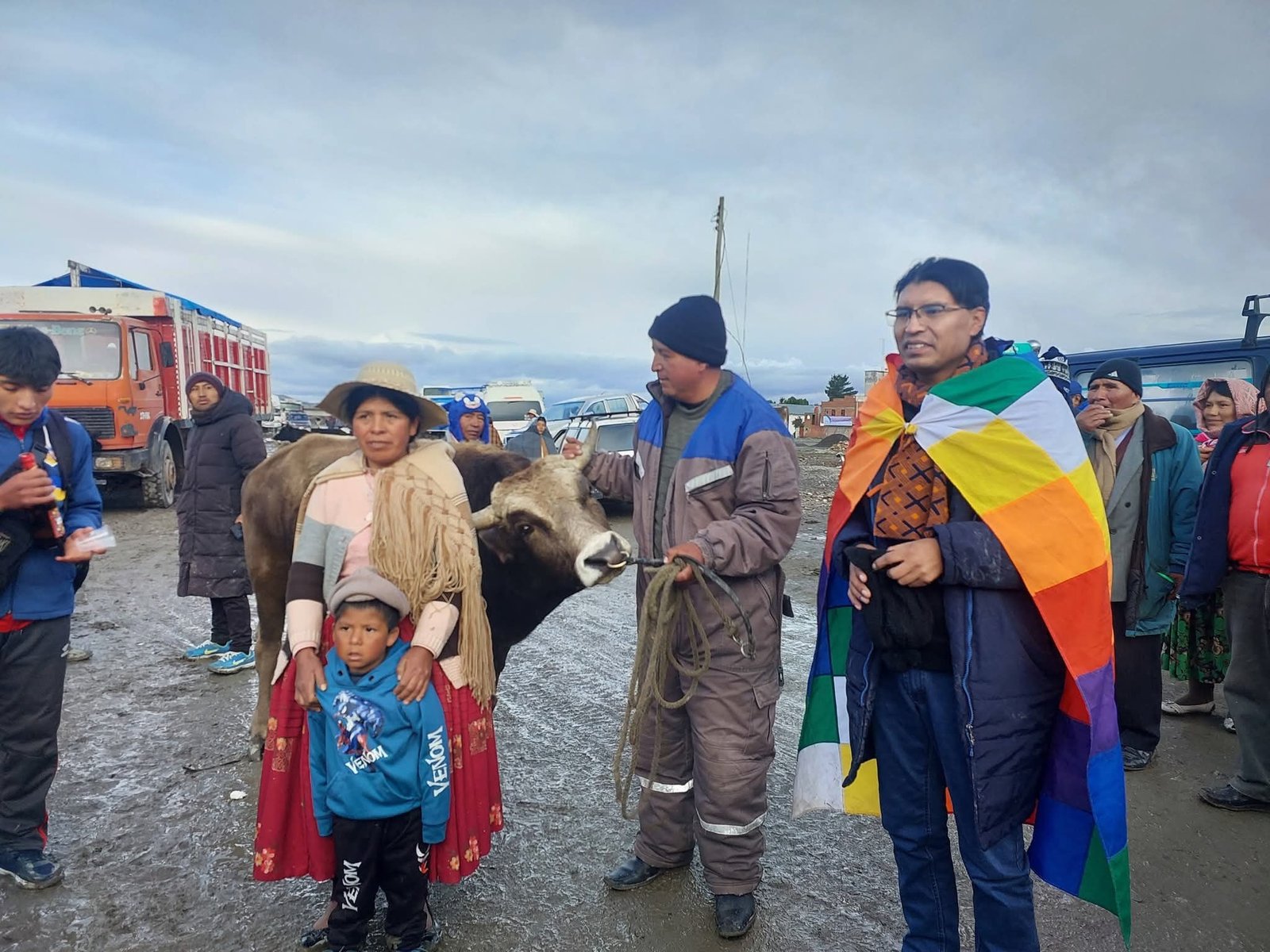 Senador Nilton Condori subasta un toro para costear campaña que busca reducir dietas parlamentarias