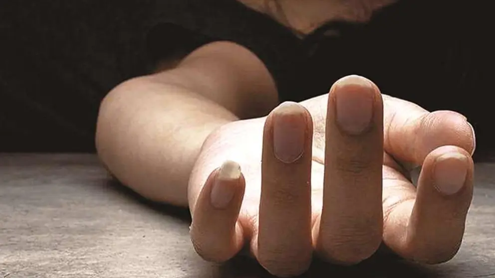 Hallan a mujer apuñalada debajo de una cama; investigan feminicidio y buscan al concubino