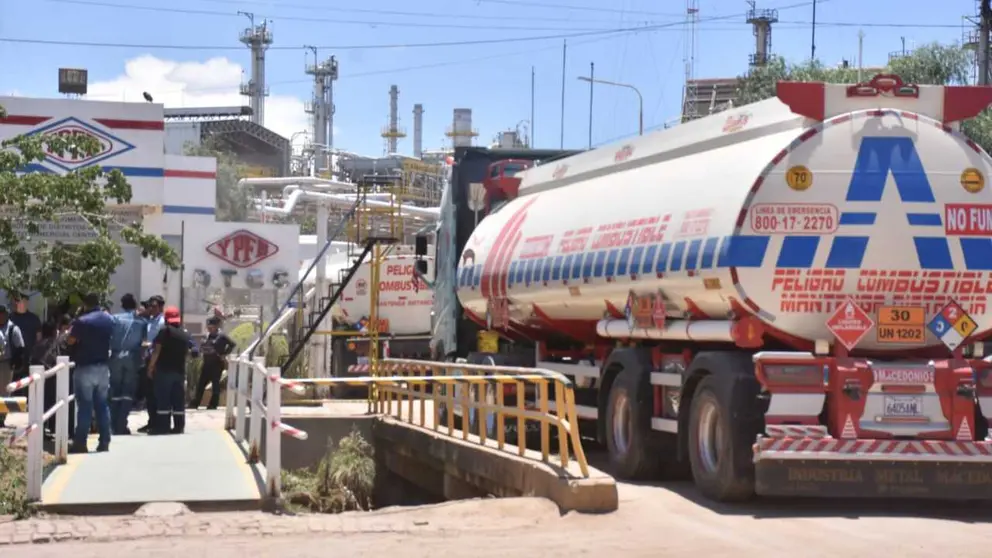 YPFB habilitará canal de WhatsApp para registrar casos de fallas en vehículos por gasolina