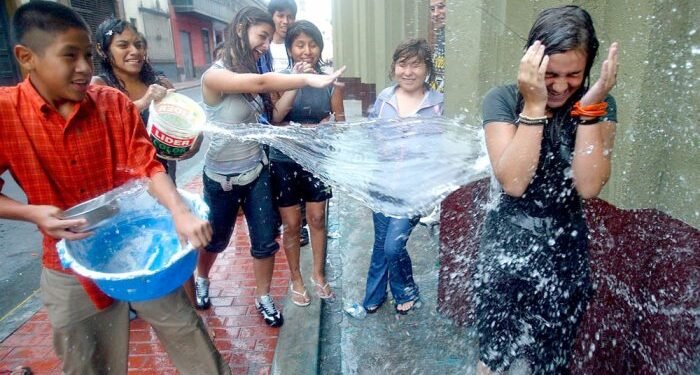 Se multará con Bs 2.000 a los que desperdicien agua en Carnaval, confirma la Alcaldía de Cochabamba