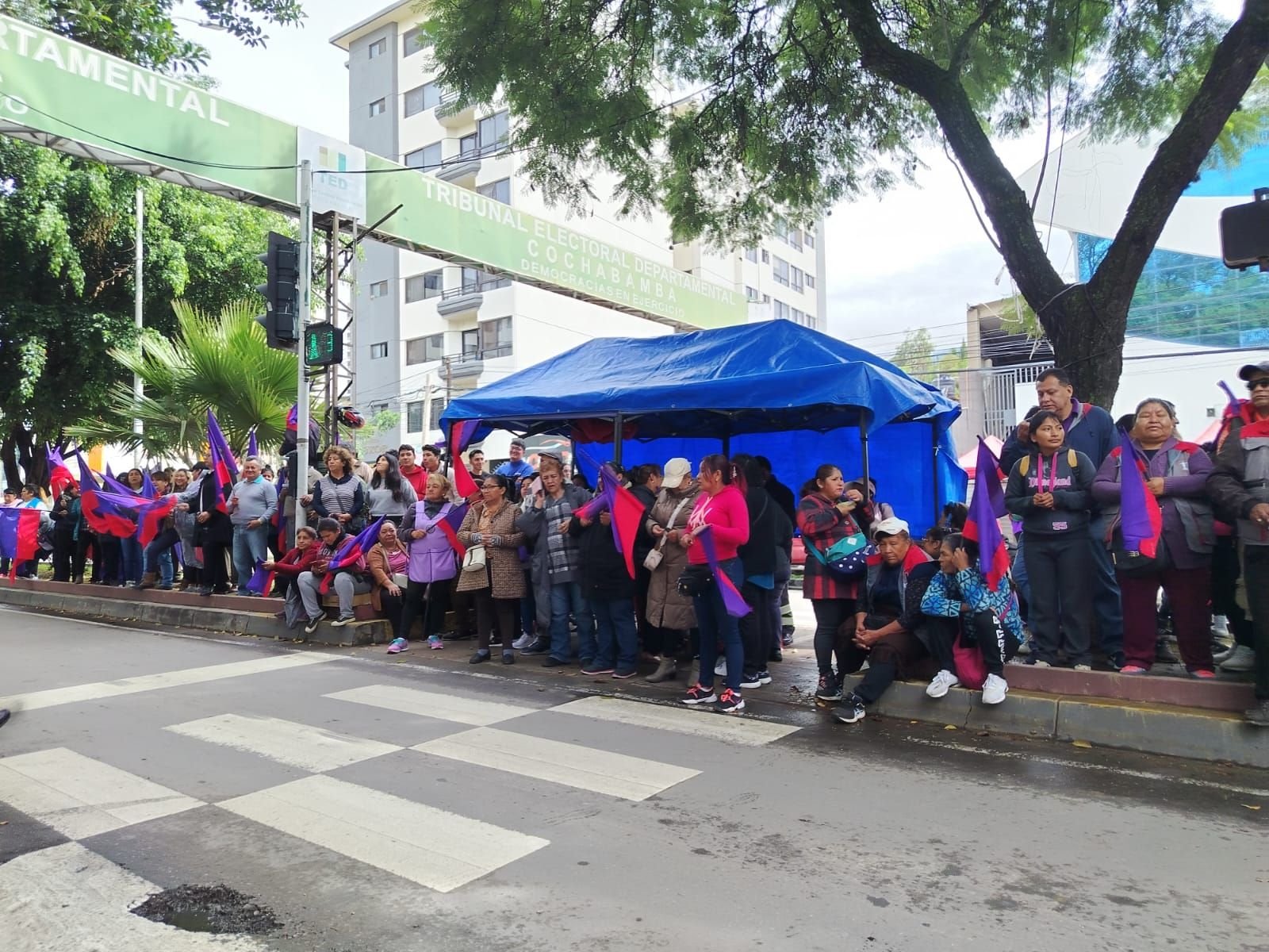 Simpatizantes y militantes de APB-Súmate protestan e instalan vigilia y generan tensión en las puertas del TED