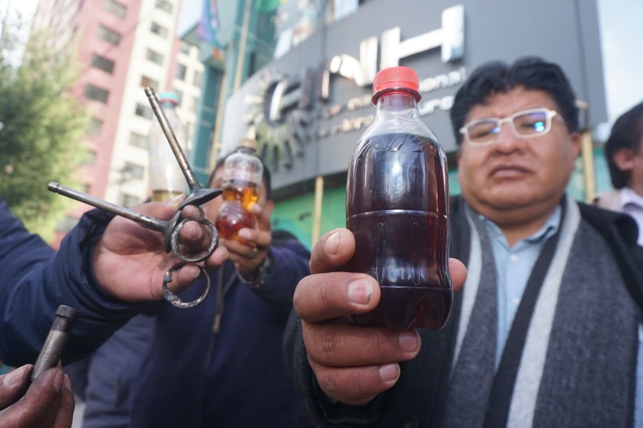 Choferes de La Paz y Oruro se movilizan por gasolina de mala calidad