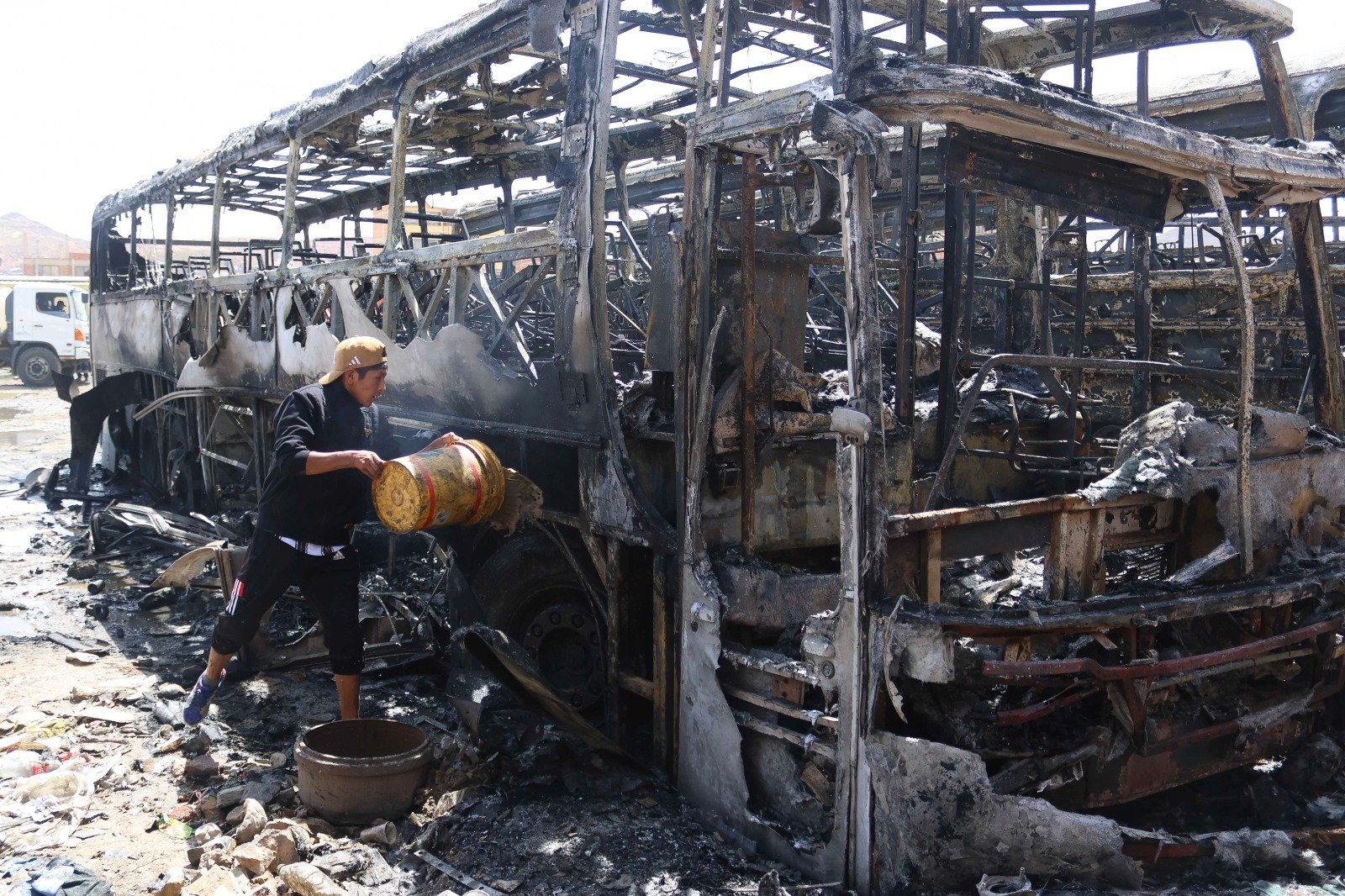 Incendio calcinó cinco flotas en Oruro; Policía investiga las causas