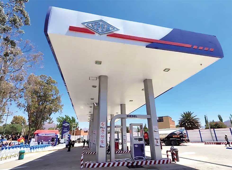 El presidente de YPFB asegura que los usuarios ya pueden cargar “gasolina de calidad”