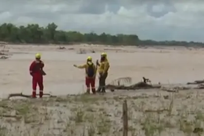Pescador sobrevive aferrado a un tronco tras ser arrastrado por el río Piraí; su compañero sigue desaparecido