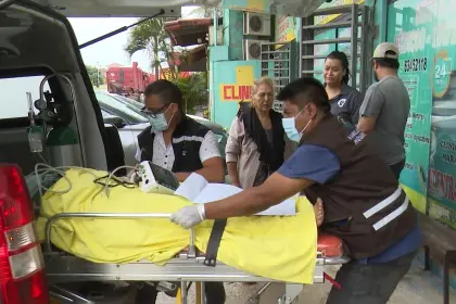 Enfermera lucha por su vida tras caer de un micro que arrancó mientras pagaba su pasaje en Santa Cruz