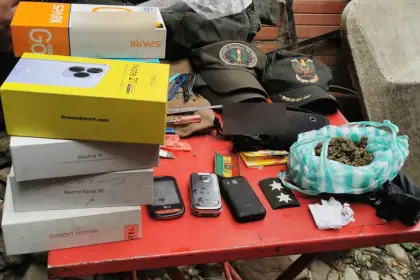 Hallan uniformes policiales, marihuana y una pistola de juguete en bar clandestino de El Alto
