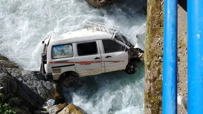 Tragedia en Quime: minibús cae al río y continúa la búsqueda de un bebé desaparecido
