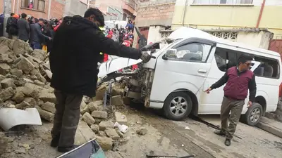La Paz: accidente de minibús contra vivienda deja una fallecida y varios heridos