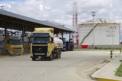 YPFB despacha 2 millones de litros de diésel y busca normalizar el abastecimiento en La Paz