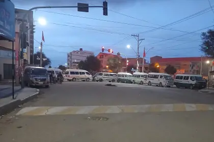 Choferes de Oruro levantan bloqueos y declaran pausa de 15 días tras acuerdo con el Gobierno