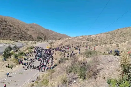 Choferes denuncian falta de alimentos y agua por bloqueos en la frontera con Perú