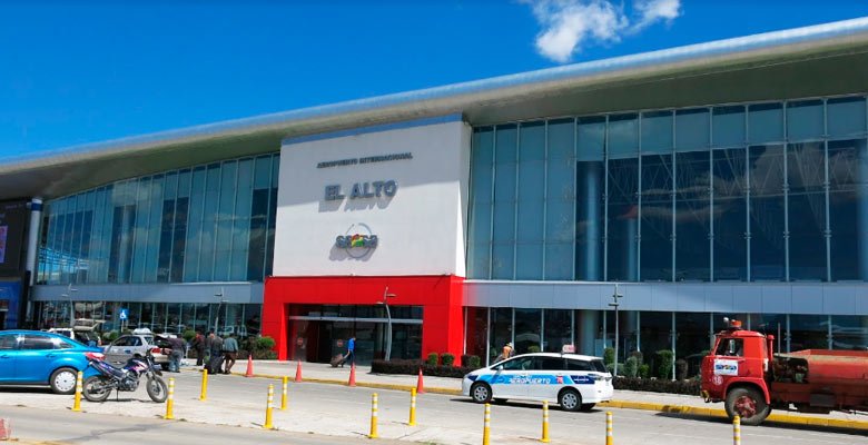 Levantan bloqueo en el ingreso al Aeropuerto de El Alto y se restablecen las operaciones aéreas