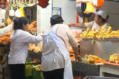 Precio del pollo cae en Santa Cruz mientras en La Paz sube hasta Bs 35 por los bloqueos